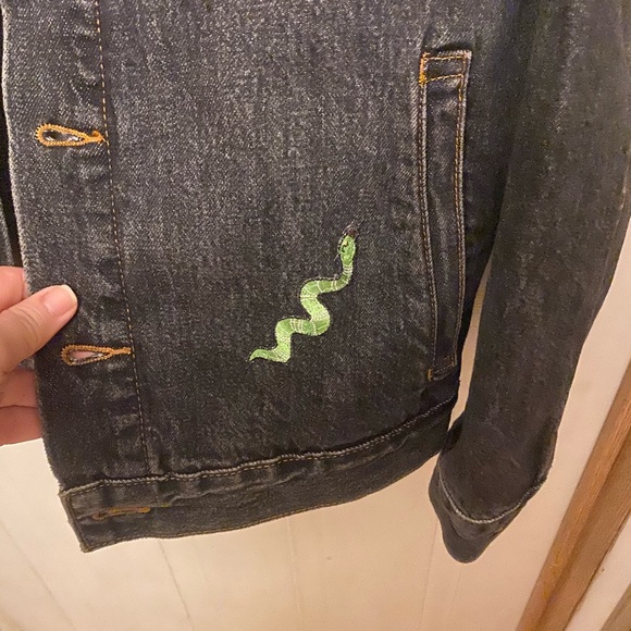 Levi's Dark Y2K  Trucker Jacket with Brown Collar and Custom Patches - Picture 5 of 8